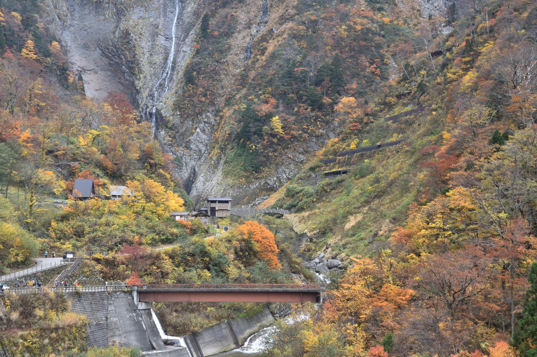 圧巻の迫力！落差日本一の「称名滝」-2