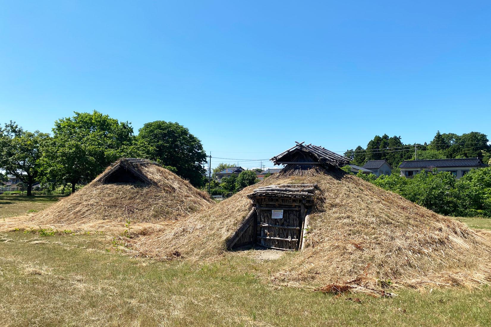 復元された竪穴住居や高床倉庫-0