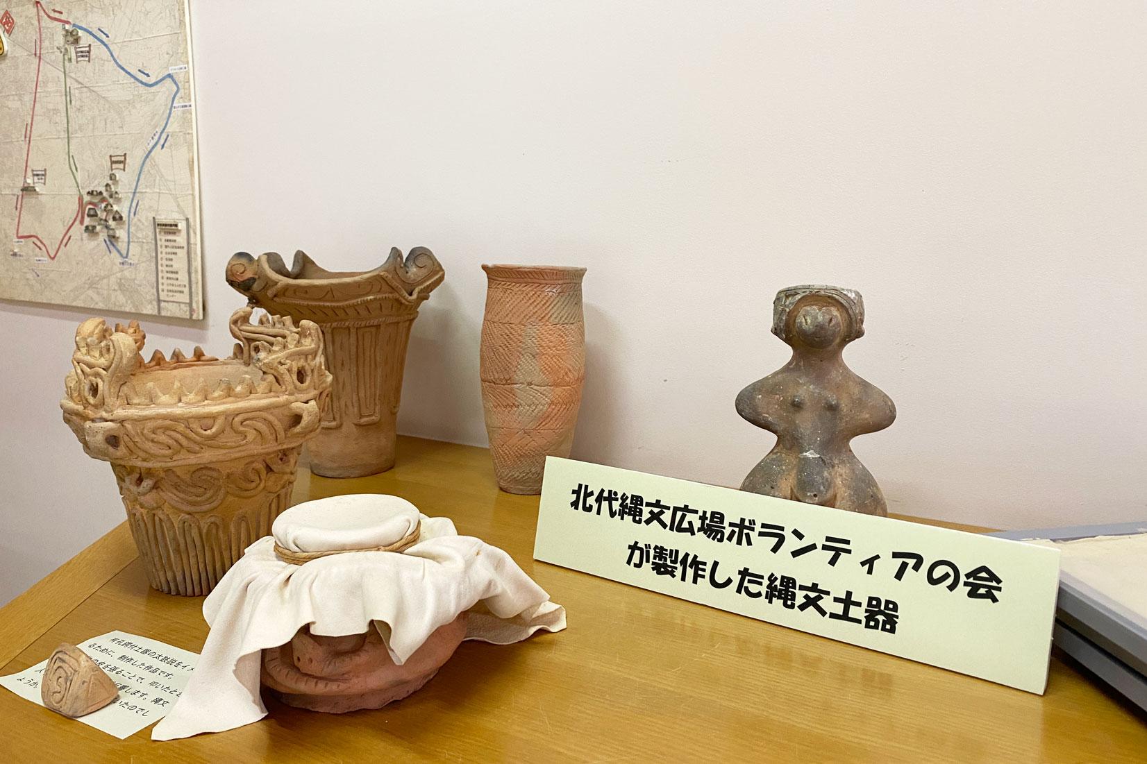 土器や石器などがある展示館-0