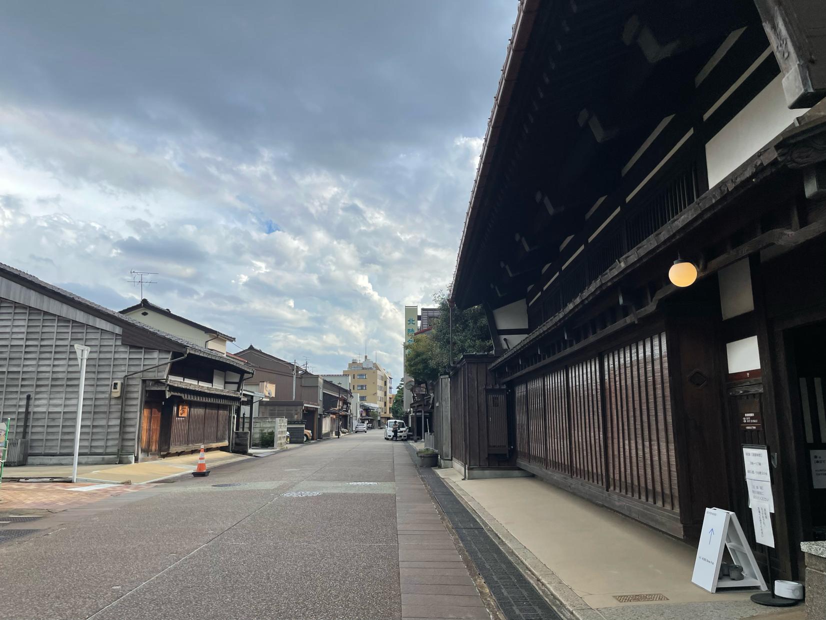 風情ある建物が建ち並ぶ 富山市岩瀬エリア-0