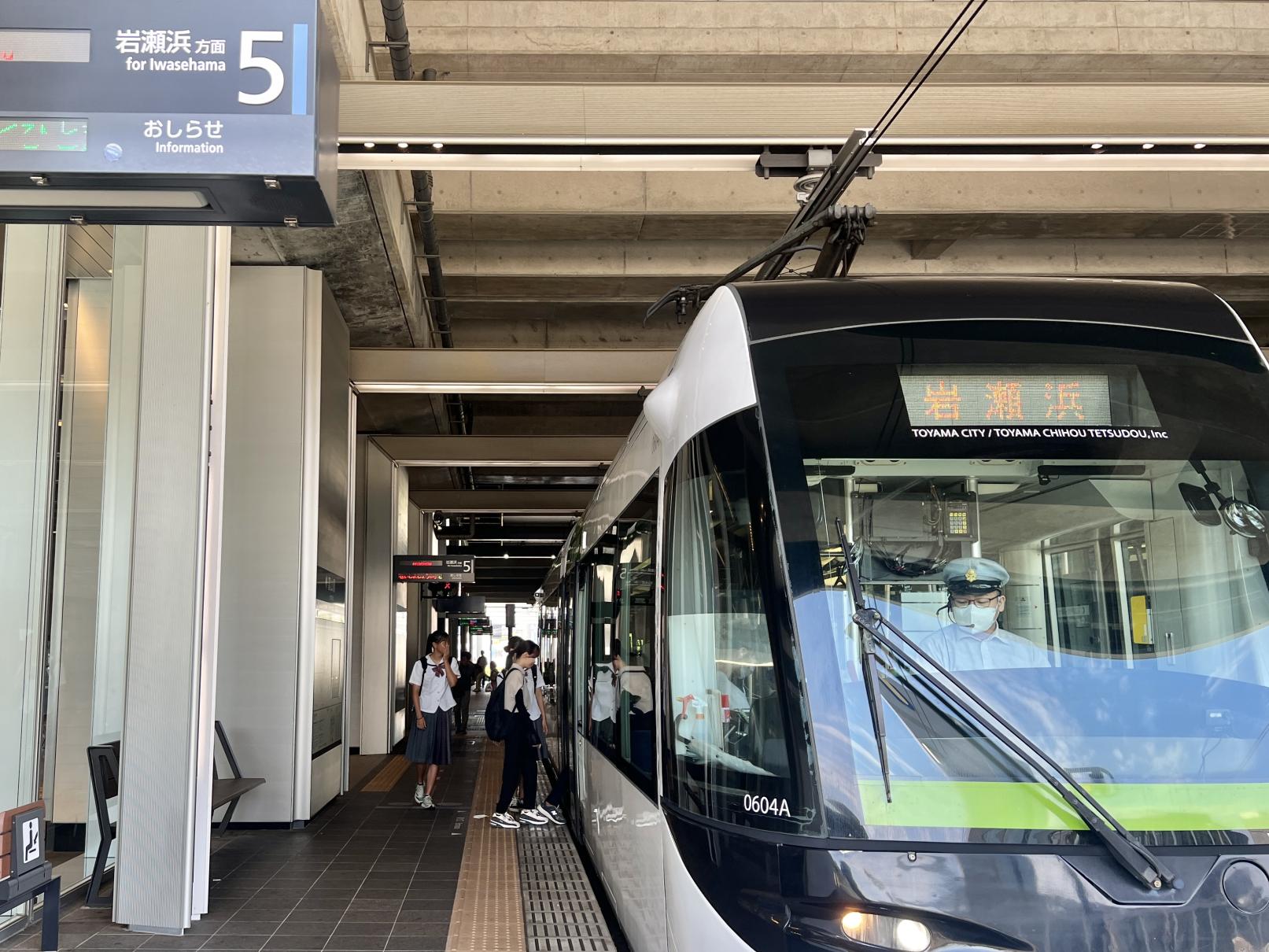 富山駅から路面電車に乗って-1