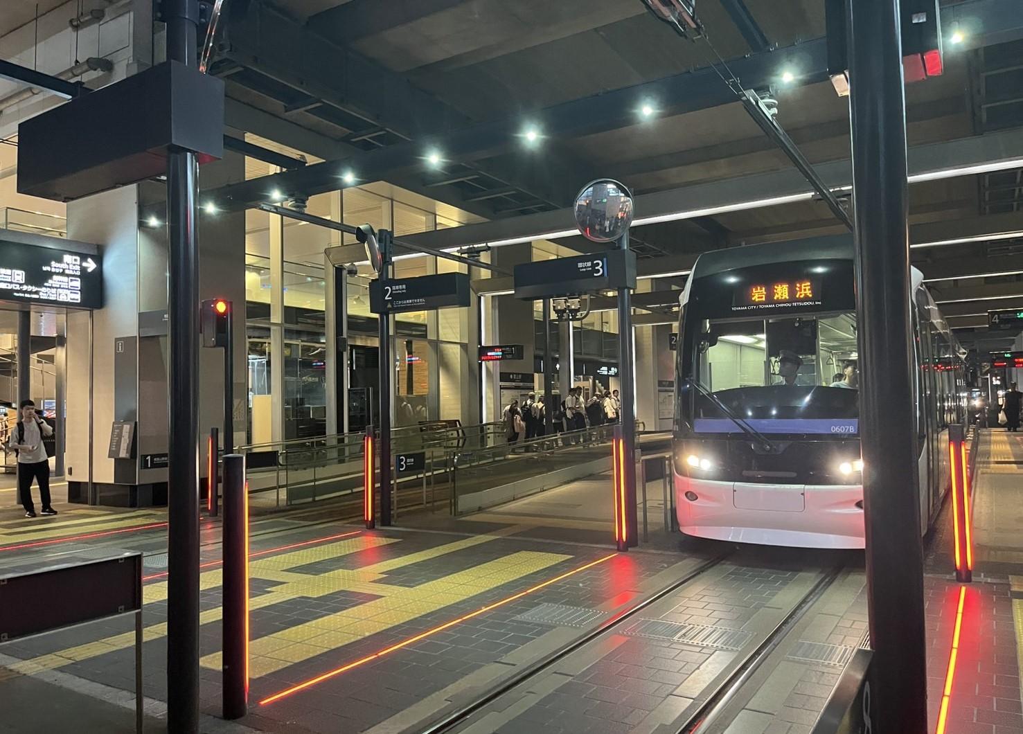 富山駅の雑踏を抜け、路面電車で越中中島駅へ-0