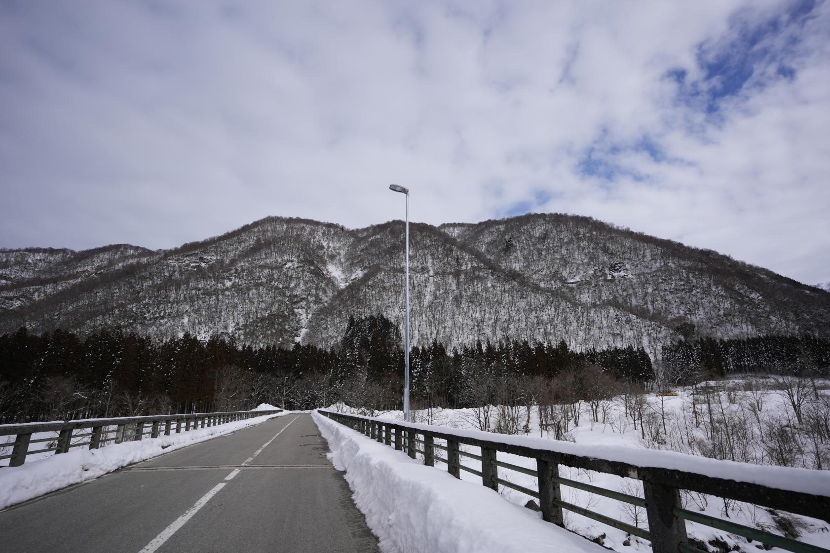 【上市町・伊折橋】大自然の中の「剱岳」の絶景-0