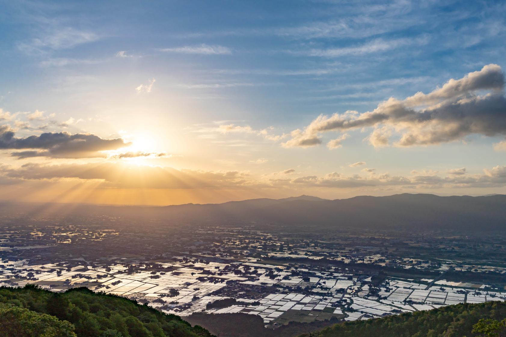 水田に映る、砺波平野の「散居村」の絶景！