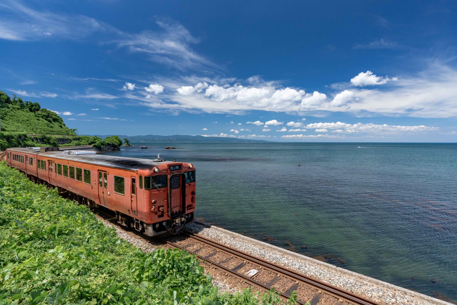 いずれ見られなくなる！？「JR氷見線」のレトロな列車風景を見に行こう！