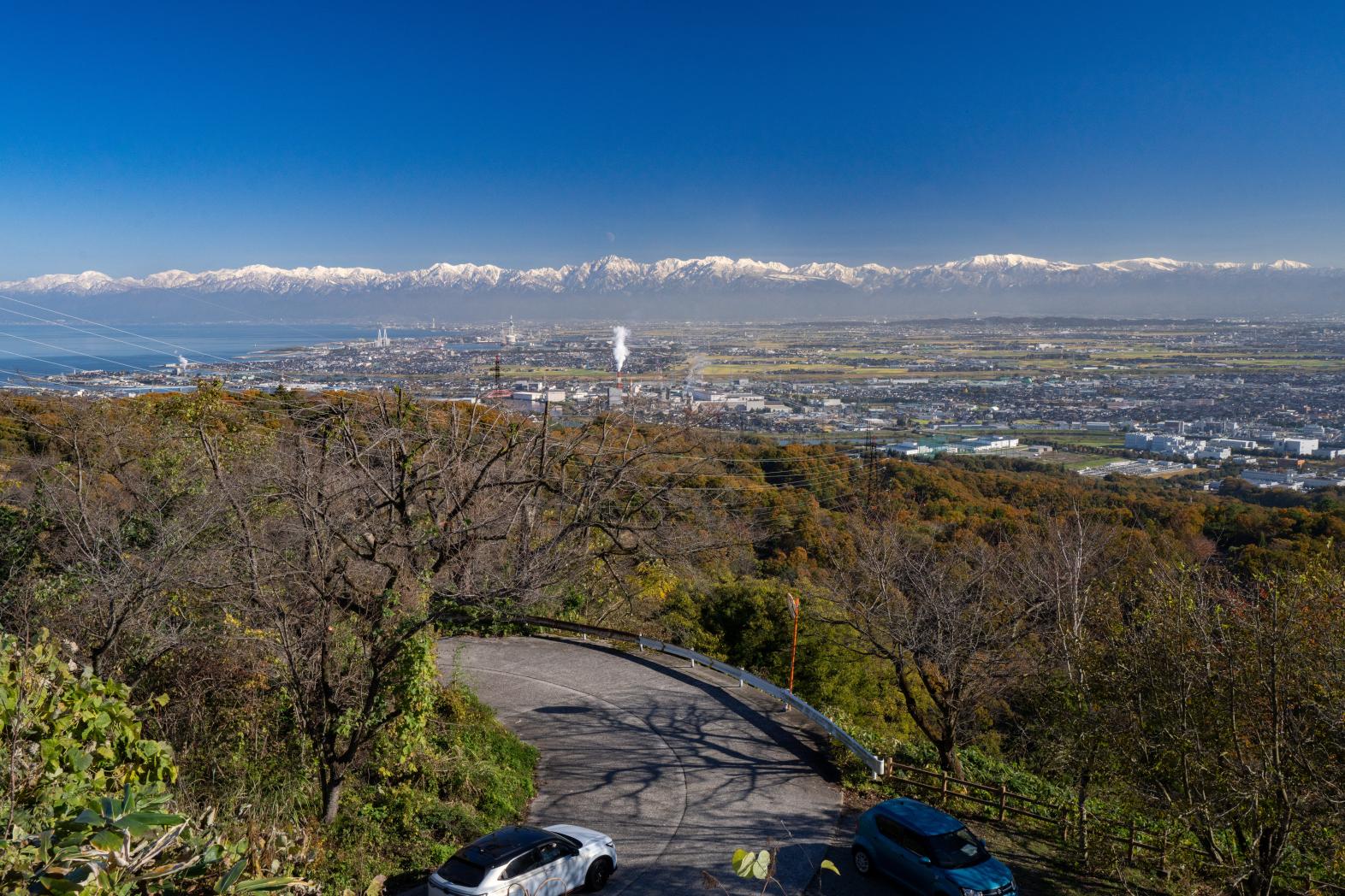 高岡市のシンボル「二上山」で絶景と歴史を満喫