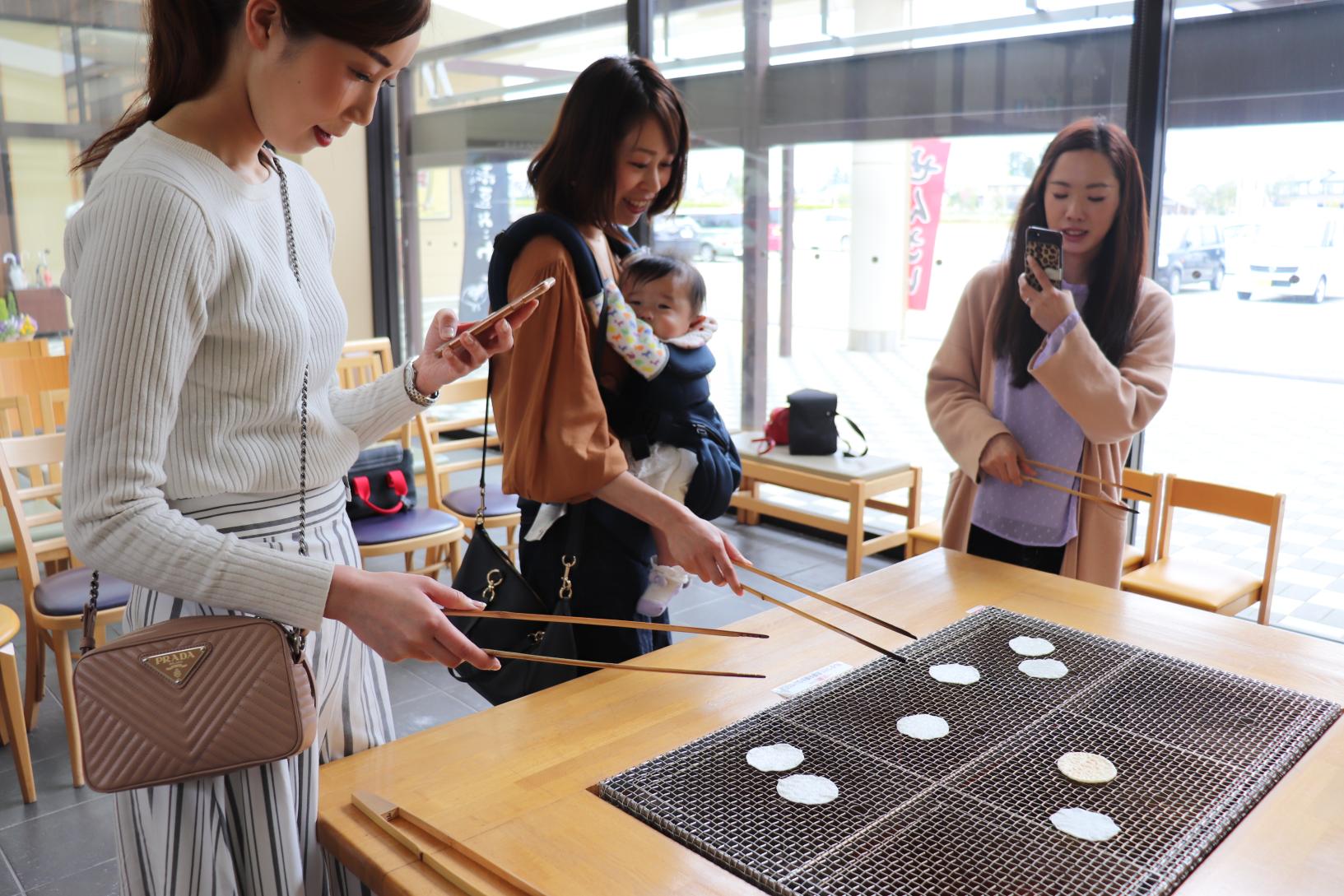 Enjoy snacks at the Shiroebi Senbei Factory in Tateyama (two photos)-0