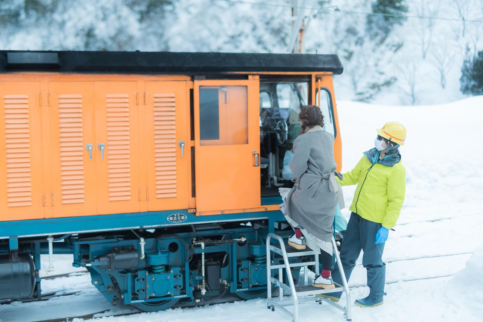 ディーゼル機関車に乗り込み、冬の宇奈月を出発進行！-1