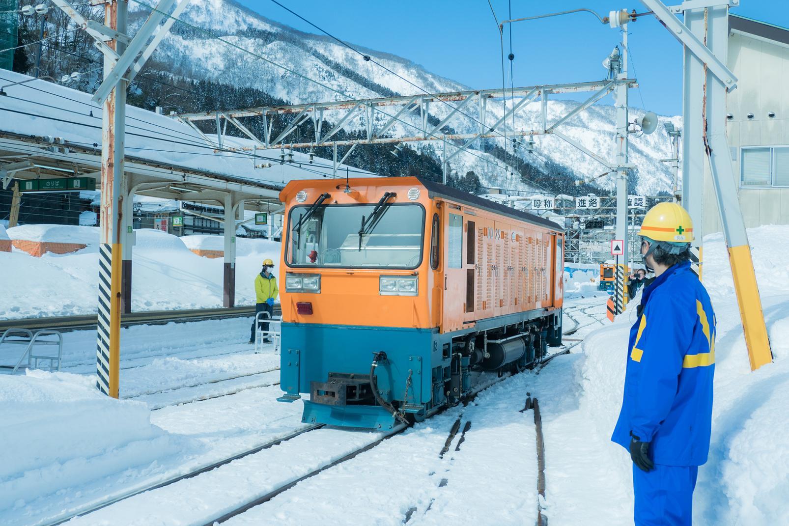 Depart from Unazuki in winter on a grand diesel locomotive!-6