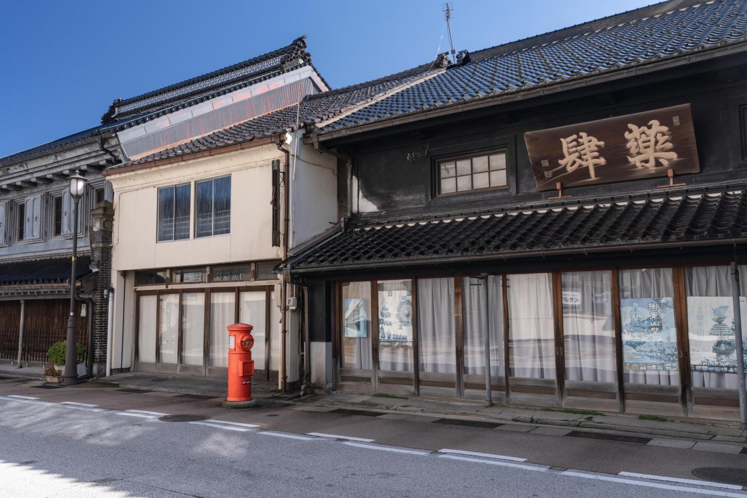 'Yamachosuji', a streetscape of classic storehouses, a 10-minute walk from Takaoka Station-3