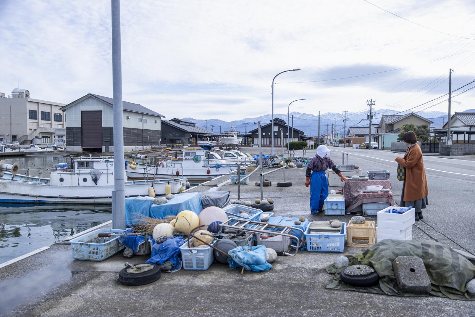 10:00 ｰ 魚の駅 生地周辺｜【暮らし】
目の前を漁船が往来する、清水の湧く港町-0