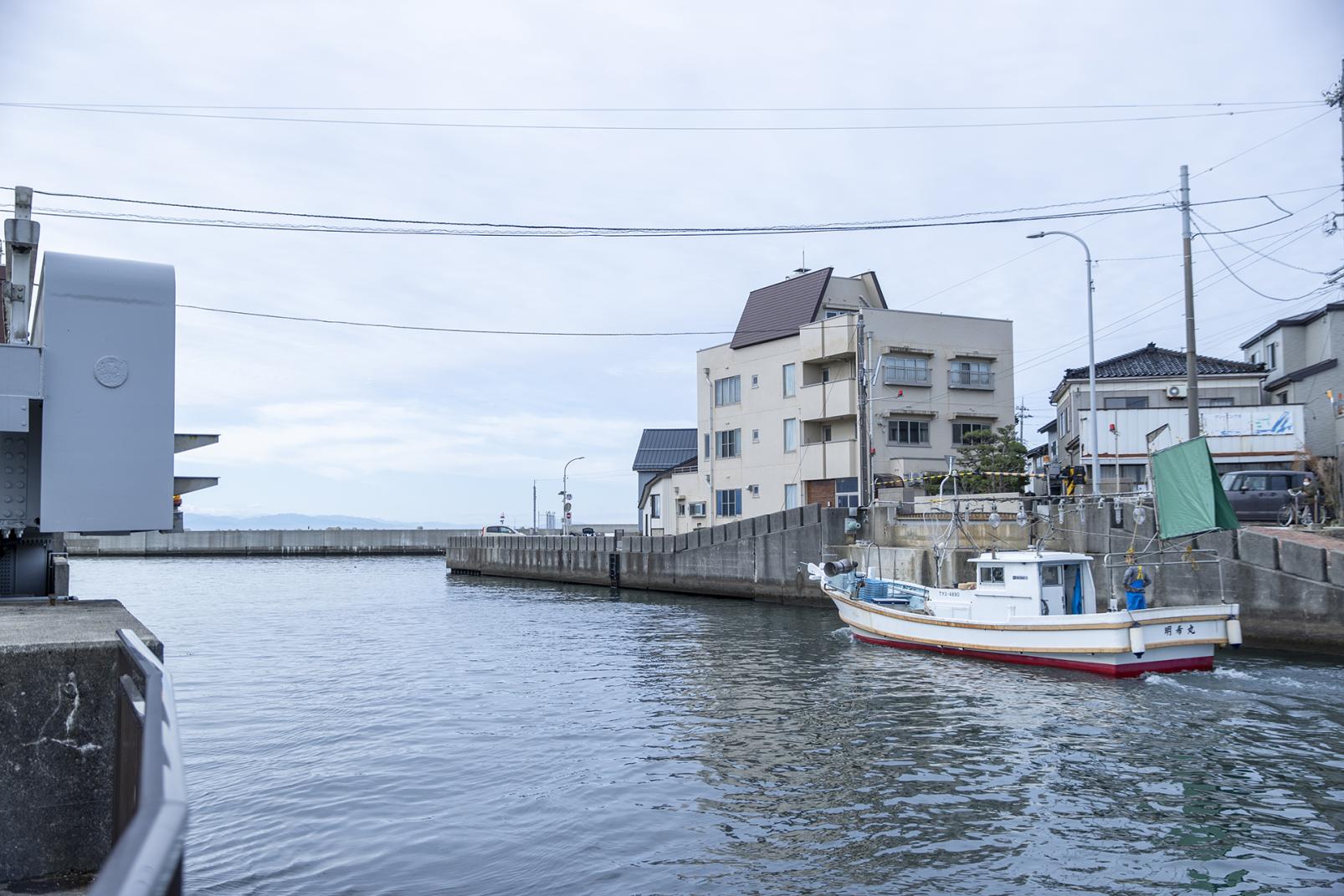 10:00 ｰ 魚の駅 生地周辺｜【暮らし】
目の前を漁船が往来する、清水の湧く港町-2