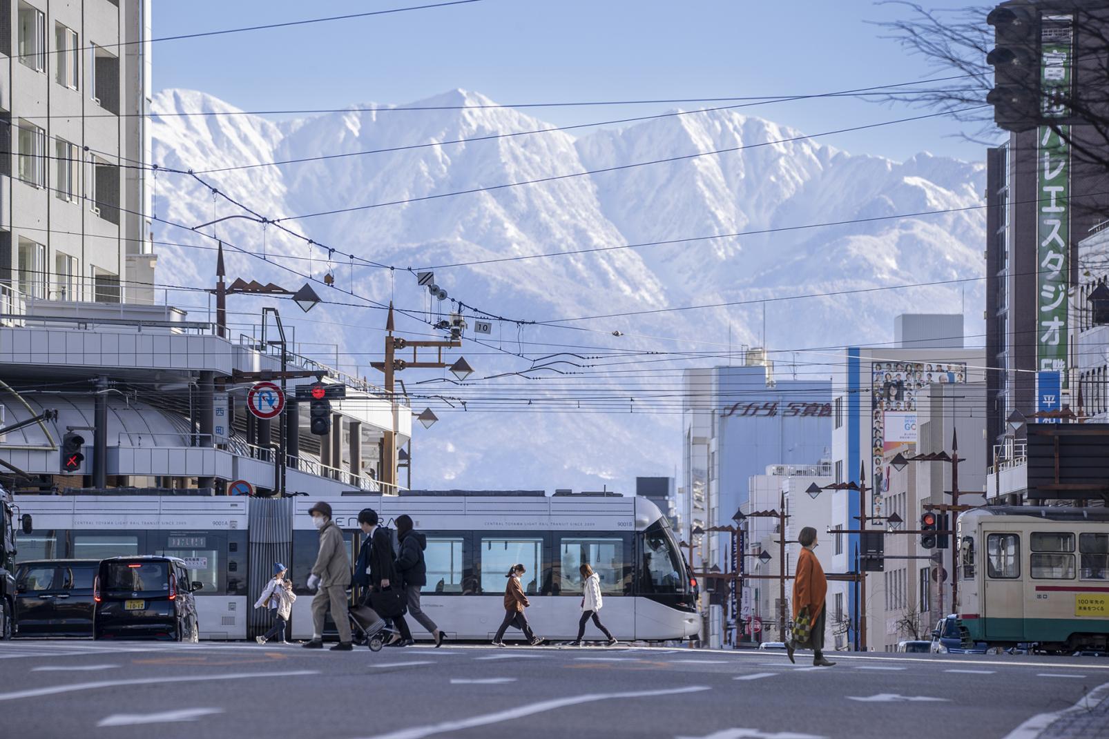 10:00 ｰ 富山市街地｜【地形】
富山市中心部から望む絶景、立山連峰に息をのむ-0