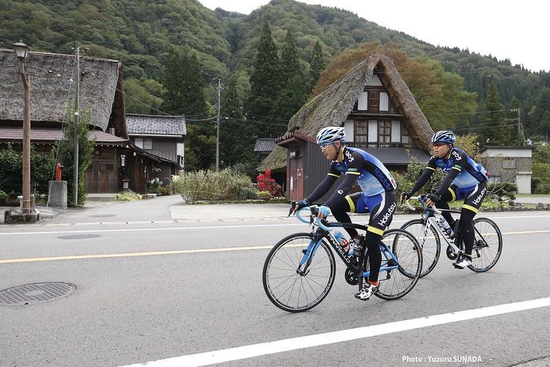 合掌造りを見ながら走行